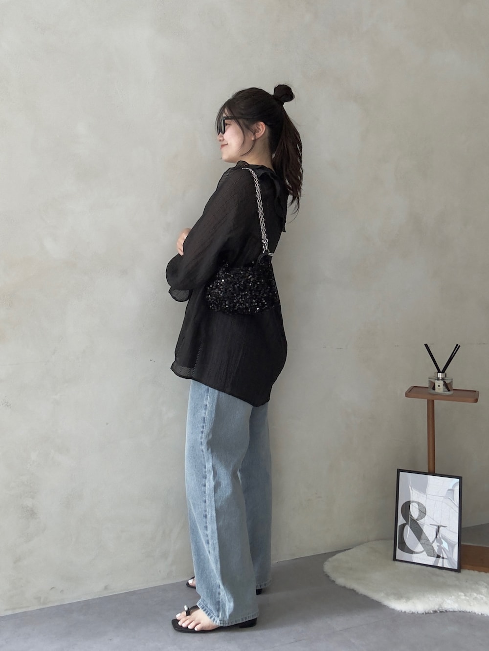 ブラック系のシャツ/ブラウス、ブラック系のサングラスを着用したレディースの春コーディネートの2枚目の写真