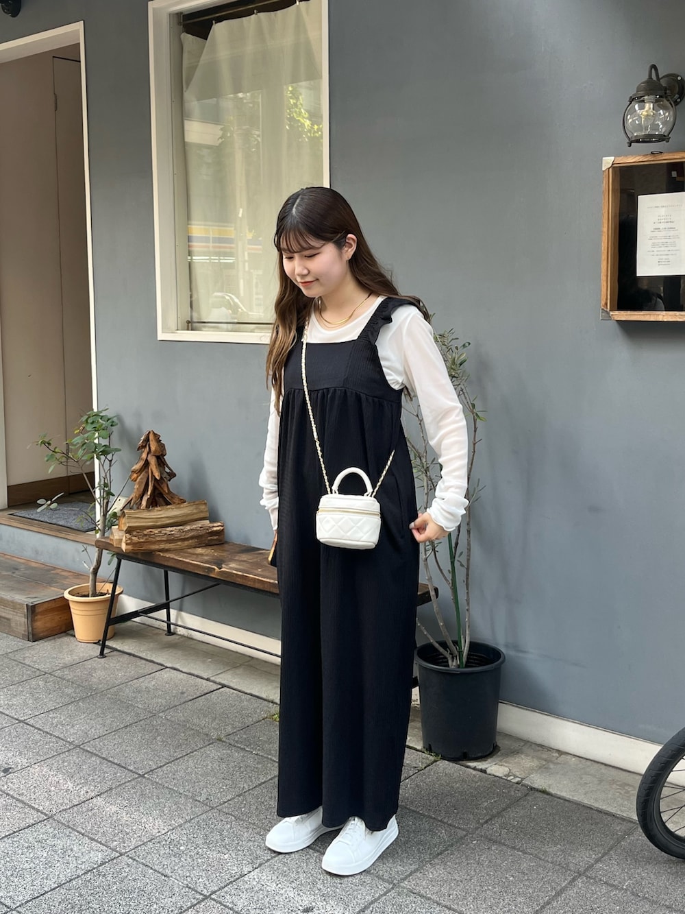 「お出かけコーデ日記、厚底シューズ、春夏コーデ、シアートップス、モノトーン、休日スタイル、プチプラ、ショルダーバッグ、韓国ファッション、シンプルコーデ、オールインワン、シアー」｜「prose verseの〈サージカルステンレス〉3mmスネークチェーンネックレス（ネックレス、ゴールド系）」を使った、MIOさん（レディース・158cm）の春コーディネートの2枚目の写真