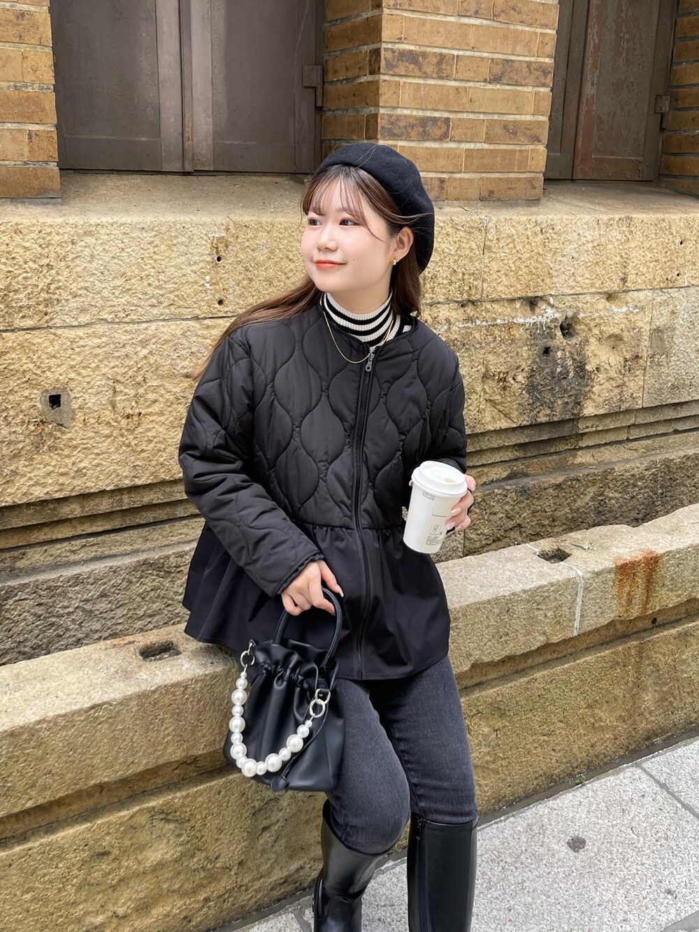 「休日スタイル、デニム、きれいめカジュアル、ブーツ、モノトーン、レイヤードスタイル、秋コーデ、アウター、キルティング、ロングブーツ、ボーダー、ハイネック、プチプラ、スキニーデニム、今日のコスメと服」|「prose verseの〈サージカルステンレス〉3mmスネークチェーンネックレス(ネックレス、ゴールド系)」を使った、MIOさん(レディース・158cm)の秋コーディネートの2枚目の写真