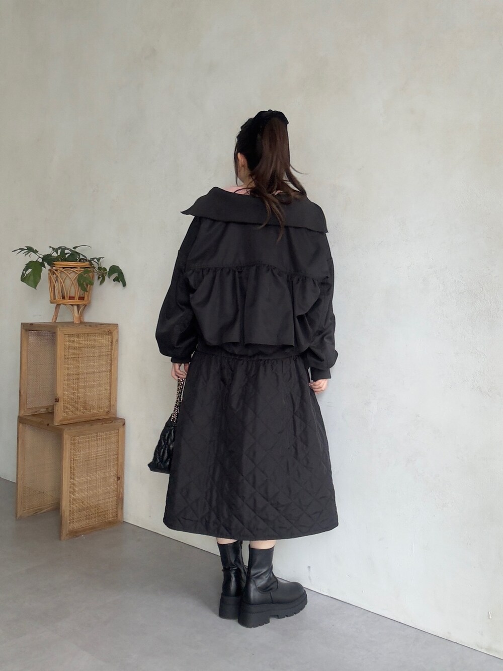 ブラック系のブルゾン、ピンク系のTシャツ/カットソー、ブラック系のブーツを着用したレディースの秋コーディネートの3枚目の写真