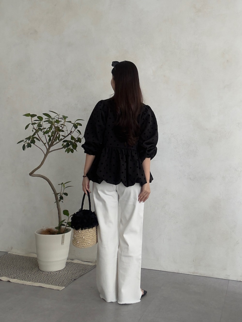 ブラック系のシャツ/ブラウス、ホワイト系のその他パンツを着用したレディースの春コーディネートの3枚目の写真