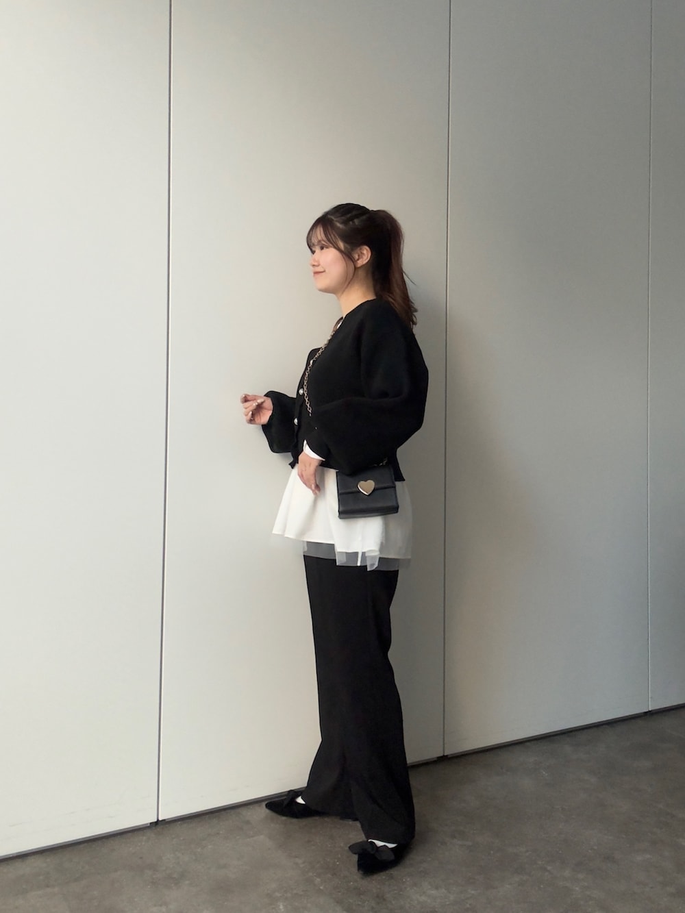 ブラック系のカーディガン/ボレロ、ホワイト系のTシャツ/カットソー、ブラック系のその他パンツを着用したレディースの冬コーディネートの3枚目の写真
