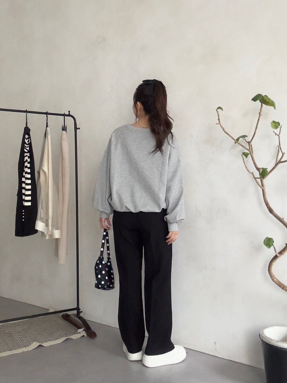 ブラック系のその他パンツ、ブラック系のハンドバッグ、グレー系のTシャツ/カットソーを着用したレディースの秋コーディネートの3枚目の写真