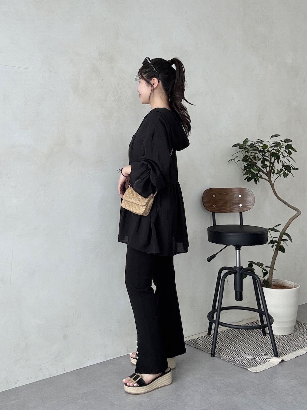ブラック系のその他パンツ、ブラック系のサンダル、ブラック系のシャツ/ブラウスを着用したレディースの春コーディネートの2枚目の写真