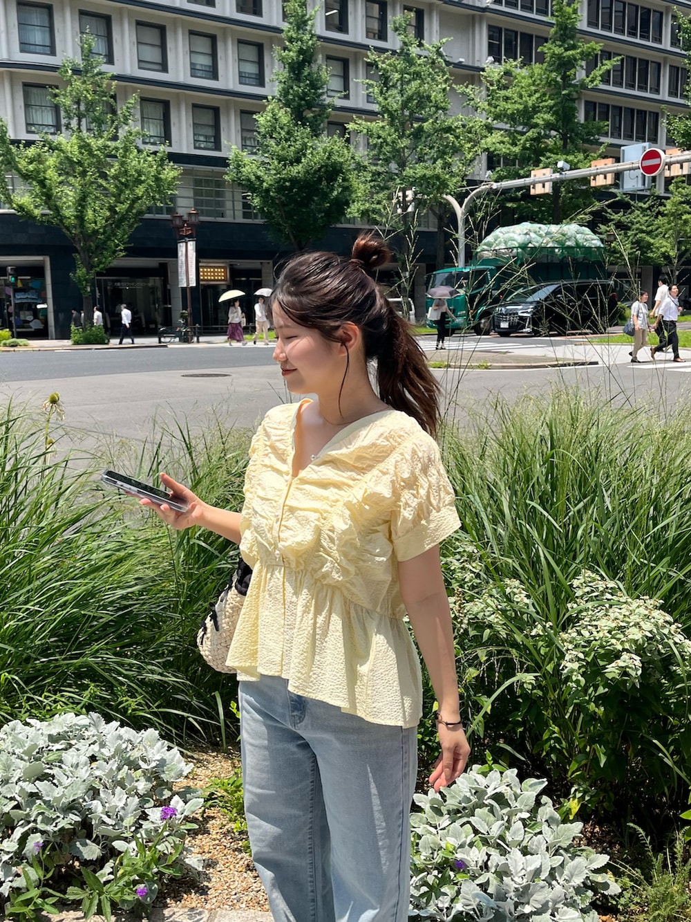 「お出かけコーデ、休日スタイル、デニム、シンプルコーデ、きれいめカジュアル、夏コーデ、大人コーデ、夏服、大人女子、ブラウス」｜「prose verseの【MOMO】ストレッチスリムストレートデニム（デニムパンツ、ブルー系）」を使った、MIOさん（レディース・158cm）の夏コーディネートの2枚目の写真