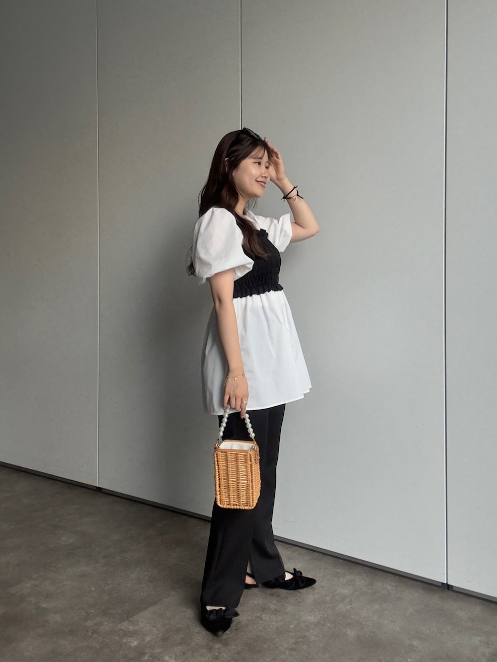 「prose verseの【MOMO SELECT】スリットフレアパンツ（その他パンツ、ブラック系）」を使った、MIOさん（レディース・158cm）の春コーディネートの2枚目の写真