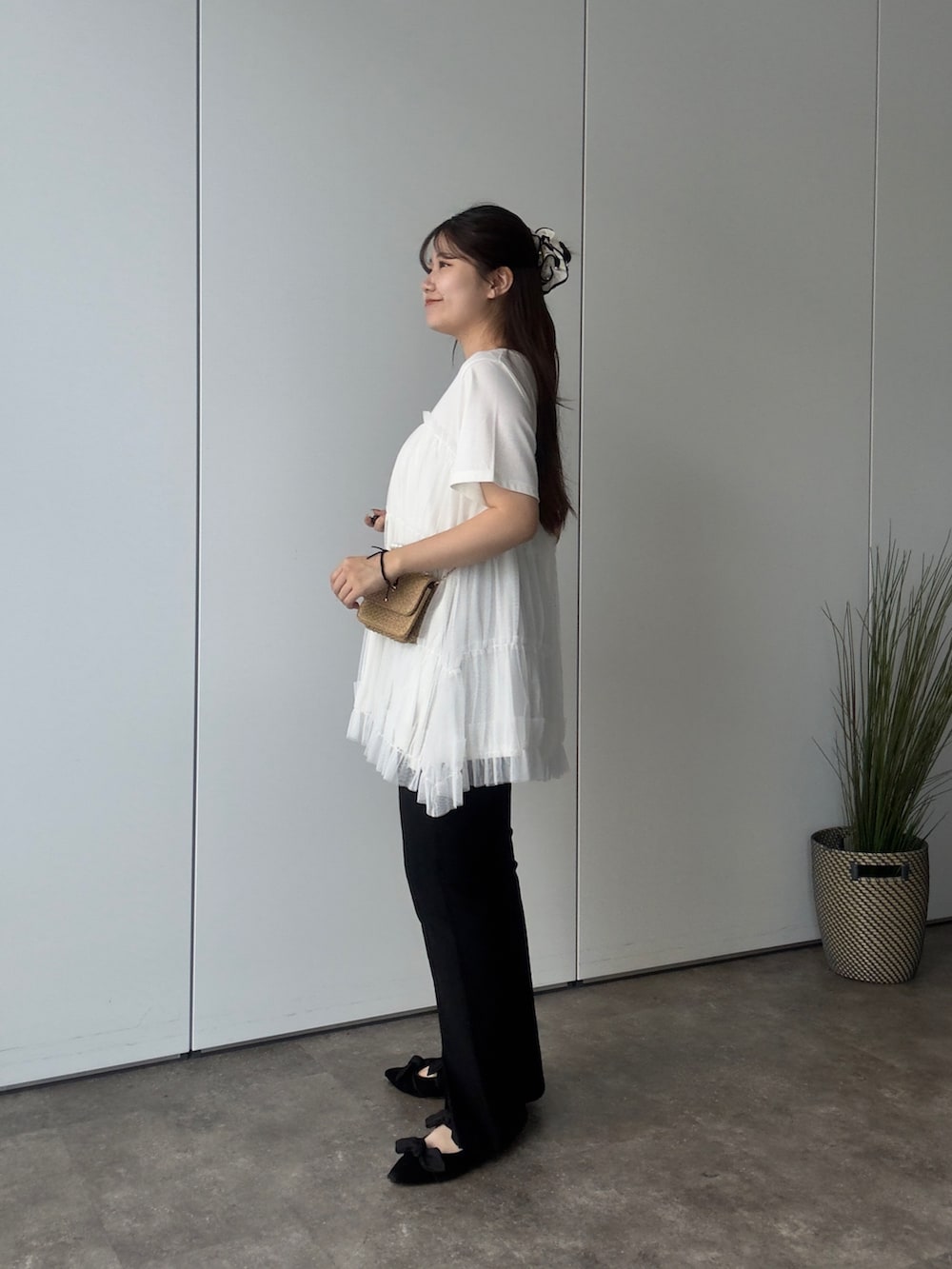 ブラック系のその他パンツ、ホワイト系のTシャツ/カットソーを着用したレディースの夏コーディネートの2枚目の写真