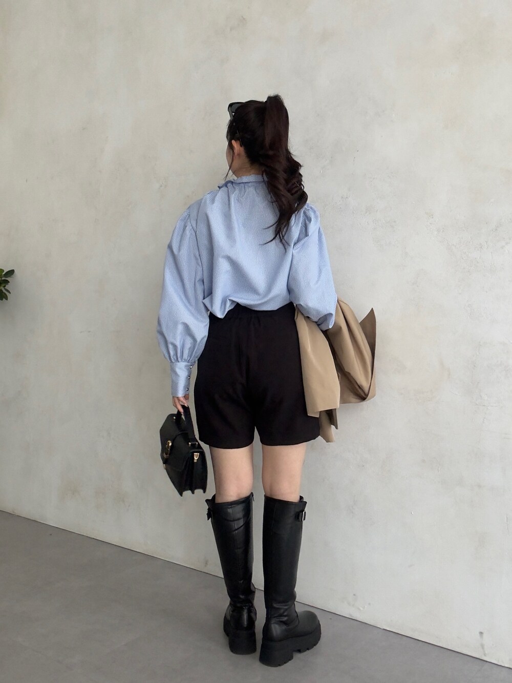 ブラック系のその他パンツ、ブラック系のブーツ、ブルー系のシャツ/ブラウスを着用したレディースの冬コーディネートの3枚目の写真