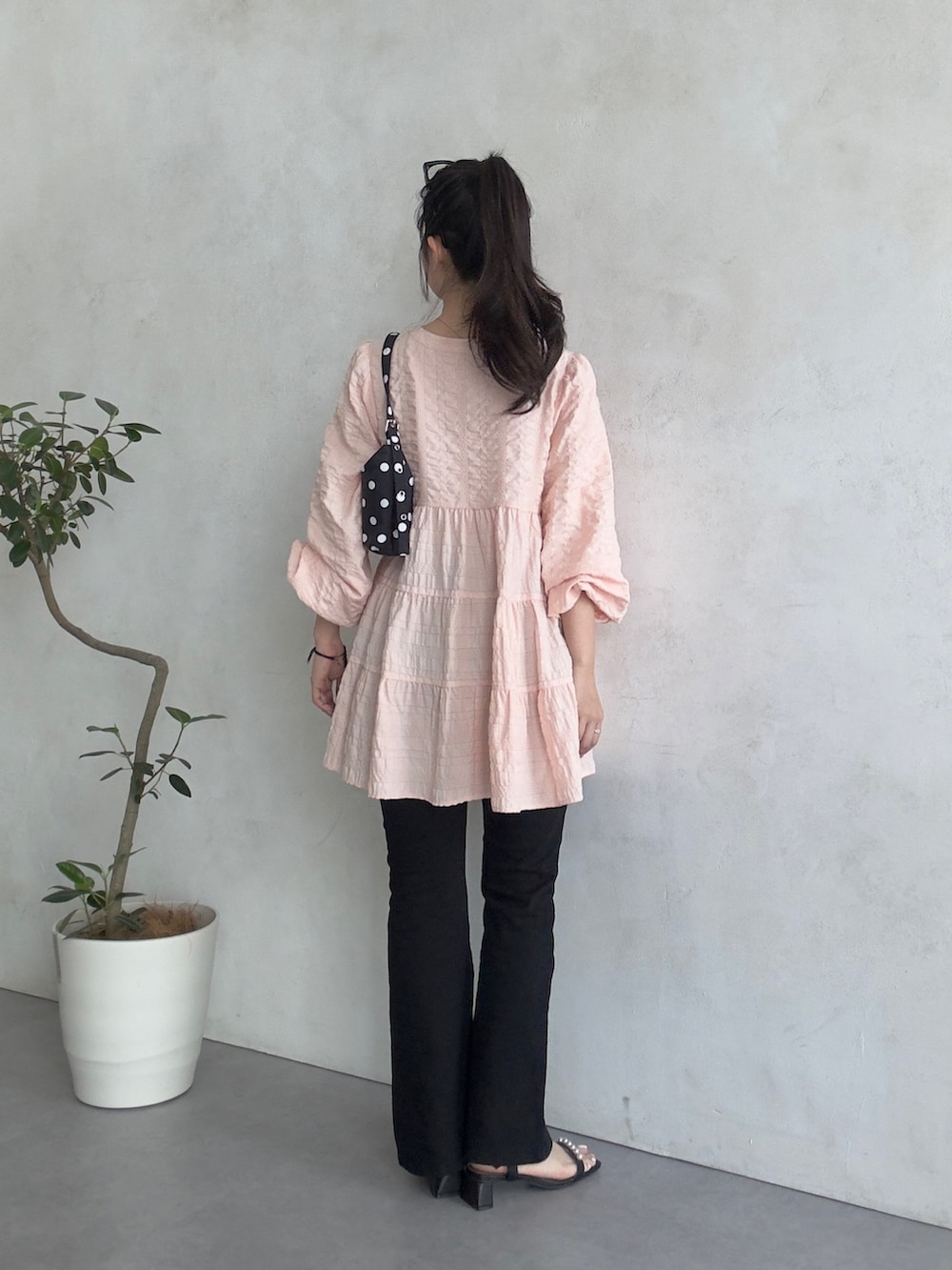 ブラック系のサンダル、ピンク系のシャツ/ブラウス、ブラック系のその他パンツを着用したレディースの春コーディネートの3枚目の写真