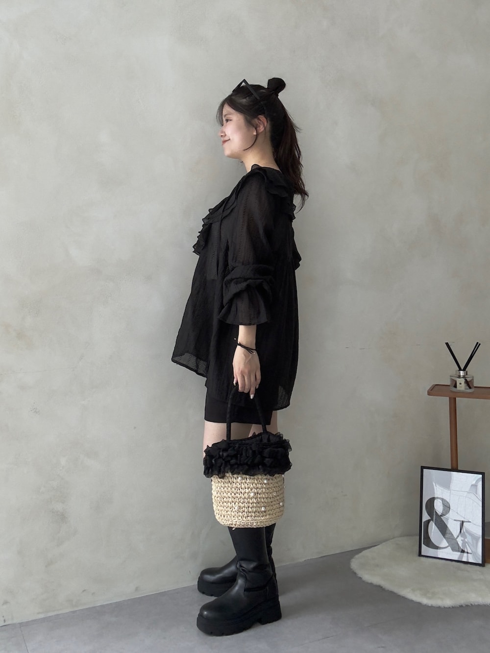 ブラック系のその他パンツ、ブラック系のブーツ、ブラック系のシャツ/ブラウスを着用したレディースの春コーディネートの2枚目の写真