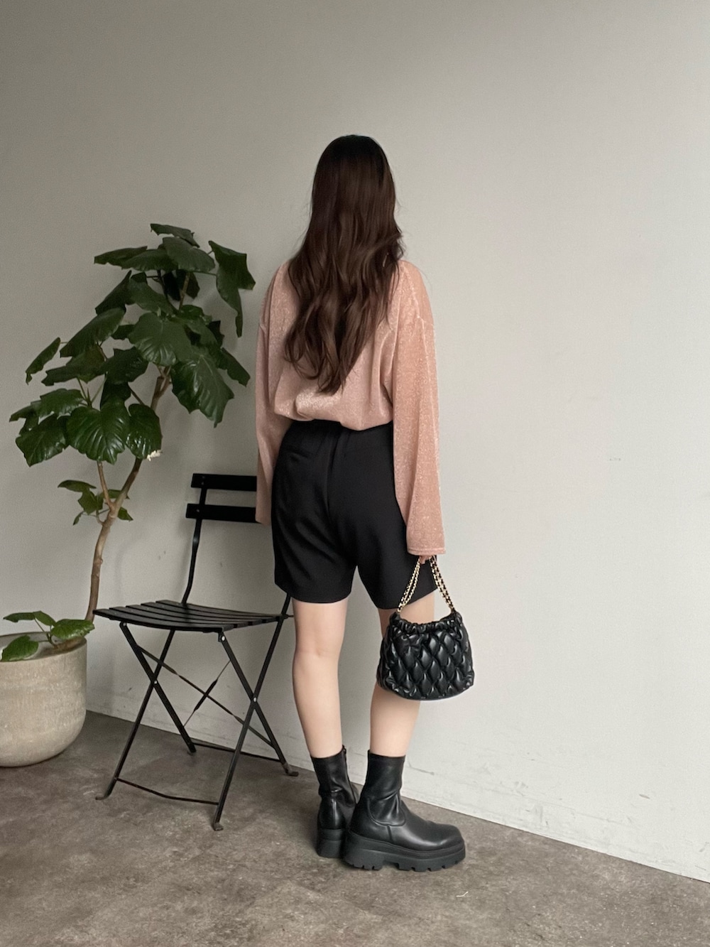 ピンク系のTシャツ/カットソー、ホワイト系のキャミソール、ブラック系のその他パンツを着用したレディースの冬コーディネートの3枚目の写真