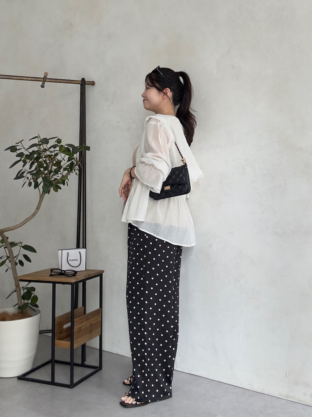 ブラック系のトートバッグ、ホワイト系のシャツ/ブラウス、ブラック系のその他パンツを着用したレディースの夏コーディネートの2枚目の写真