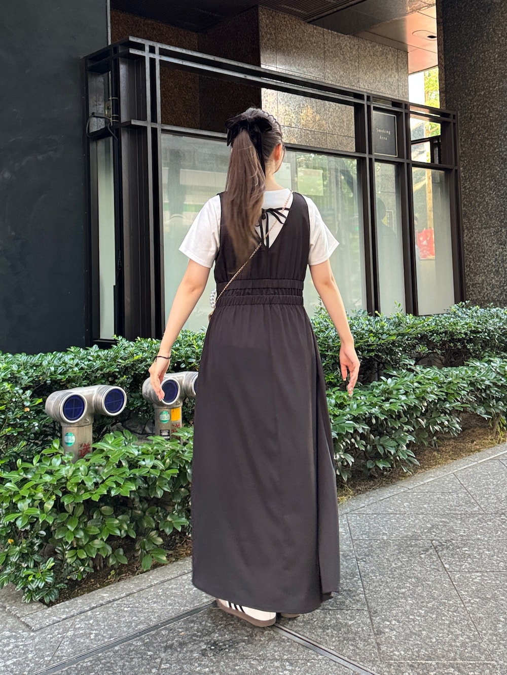 ホワイト系のTシャツ/カットソー、ベージュ系のショルダーバッグ、ホワイト系のスニーカーを着用したレディースの夏コーディネートの2枚目の写真