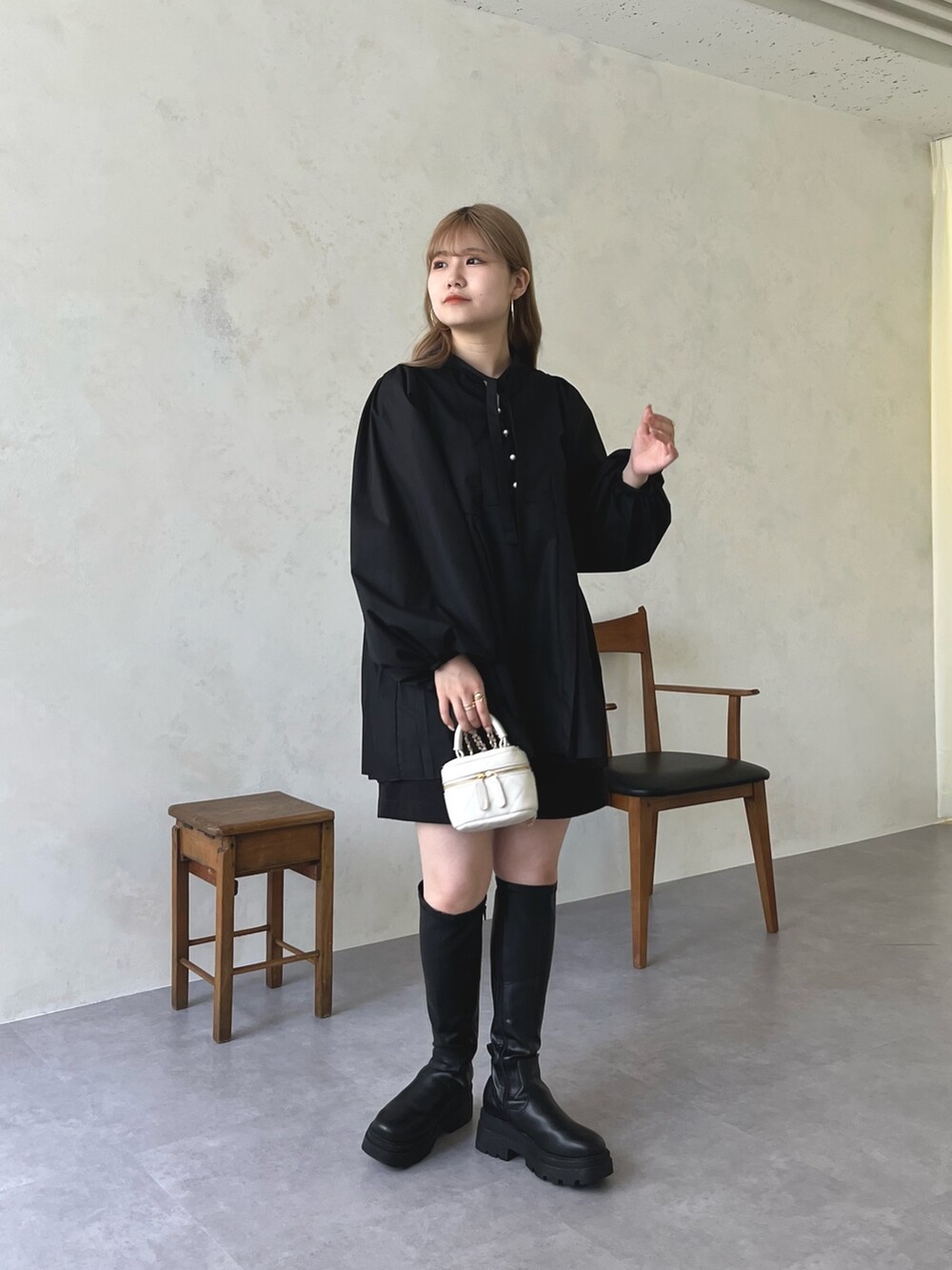 ブラック系のその他パンツ、ブラック系のブーツ、ブラック系のシャツ/ブラウスを着用したレディースの夏コーディネートの2枚目の写真