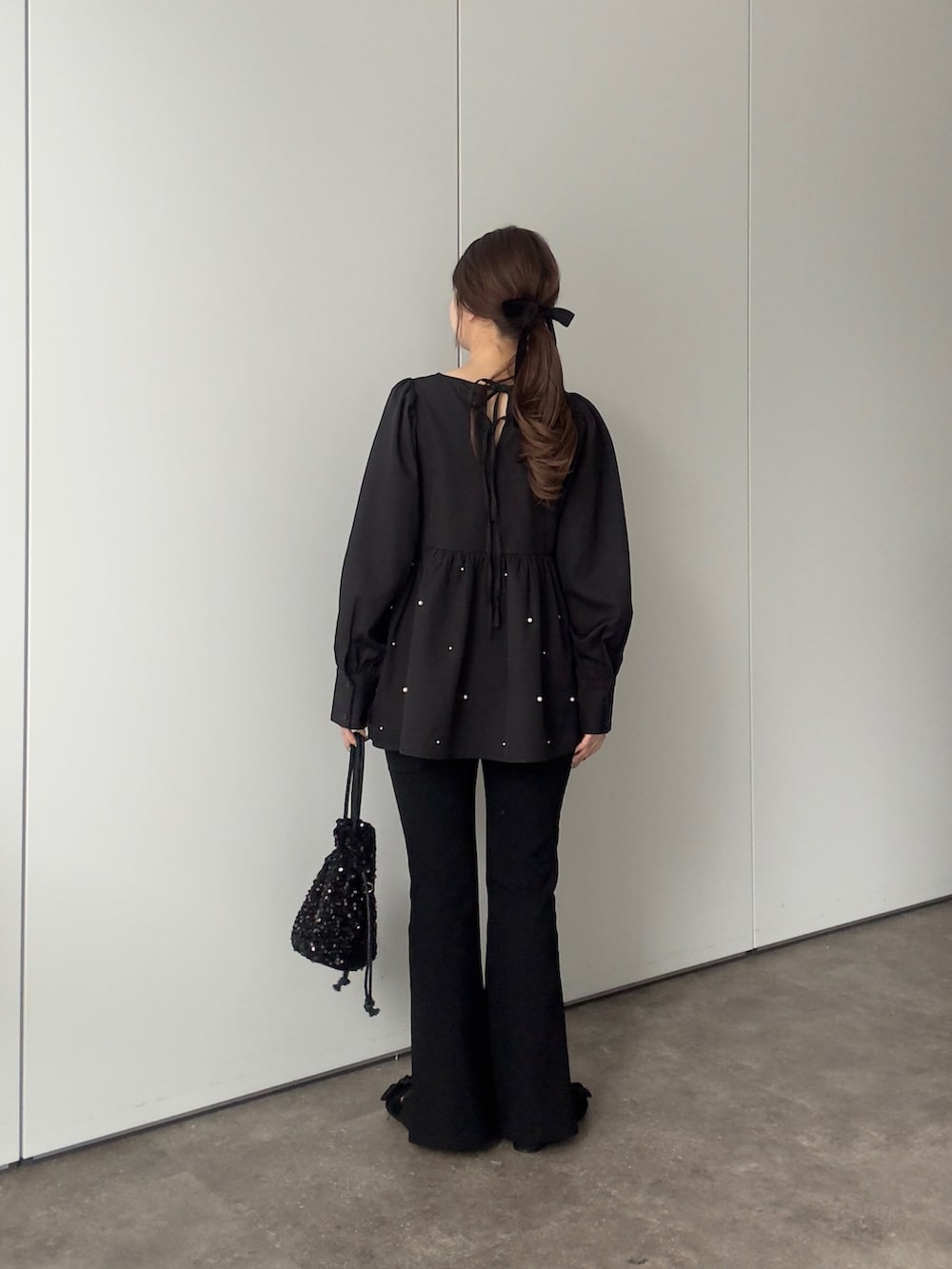 ブラック系のシャツ/ブラウス、ブラック系のショルダーバッグ、ブラック系のその他パンツを着用したレディースの春コーディネートの3枚目の写真