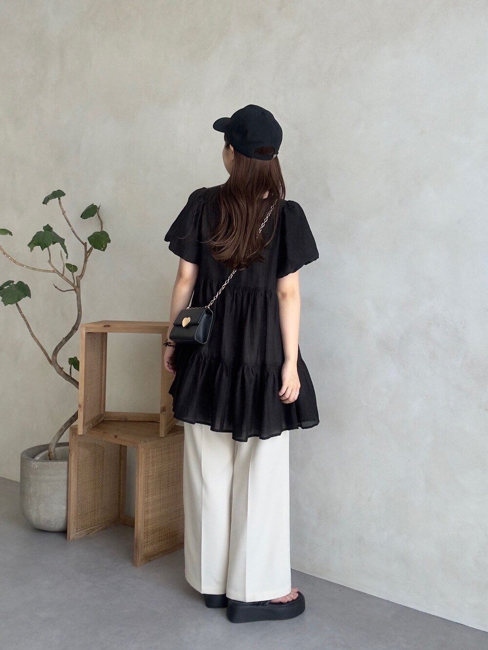 ブラック系のシャツ/ブラウス、ホワイト系のその他パンツ、ブラック系のサンダルを着用したレディースの夏コーディネートの3枚目の写真