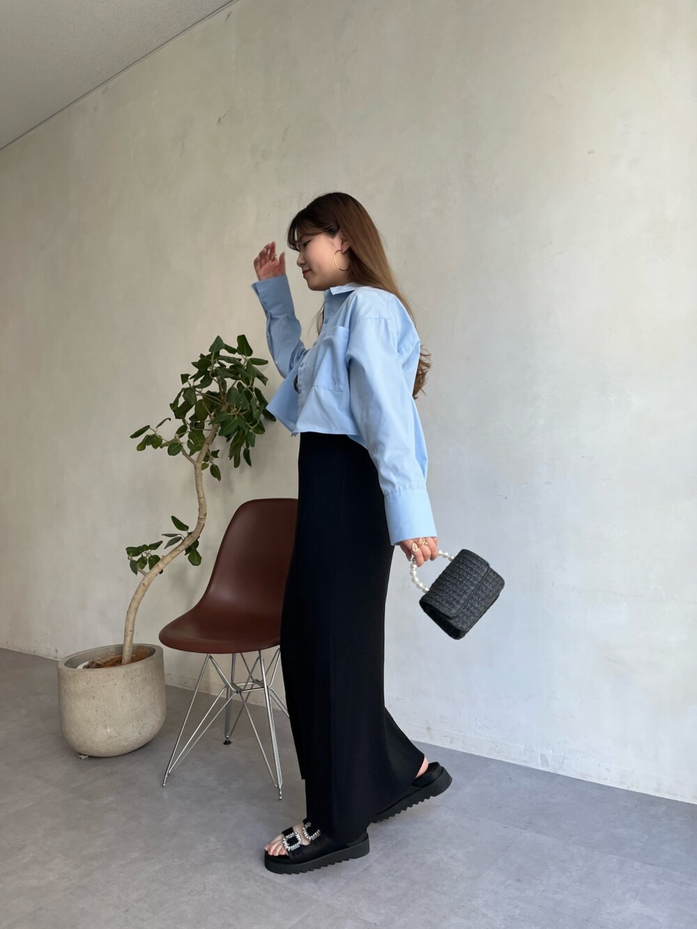 ブルー系のシャツ/ブラウス、ブラック系のワンピース、ブラック系のサンダルを着用したレディースの春コーディネートの4枚目の写真