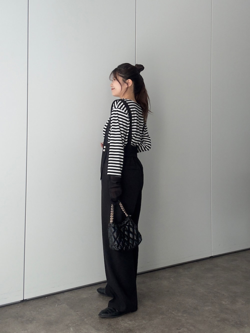 ブラック系のTシャツ/カットソー、ブラック系のサロペット/オーバーオールを着用したレディースの夏コーディネートの2枚目の写真