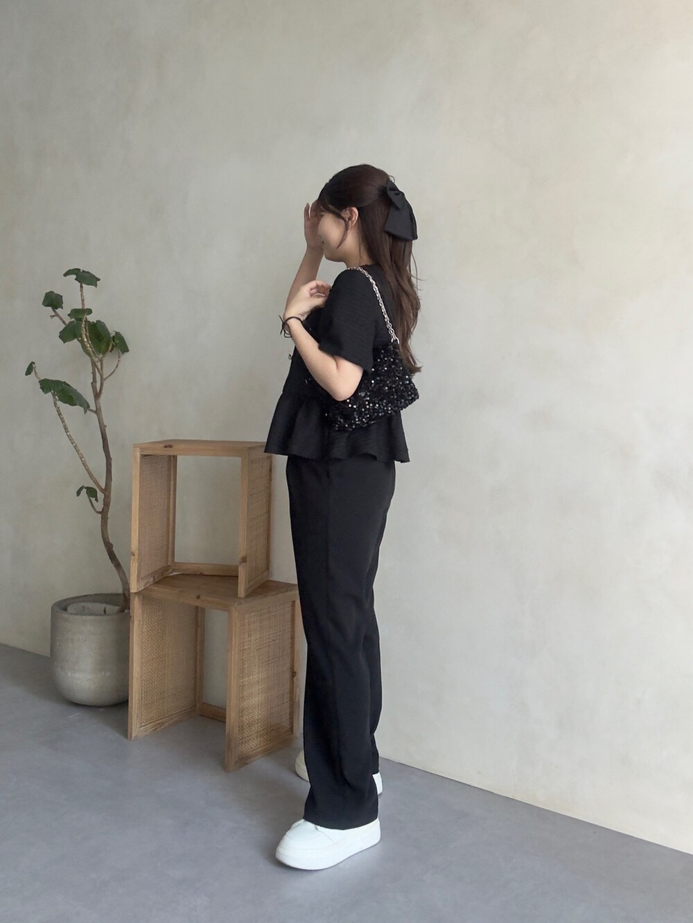 ブラック系のノーカラージャケット、ホワイト系のTシャツ/カットソー、ブラック系のその他パンツを着用したレディースの夏コーディネートの2枚目の写真