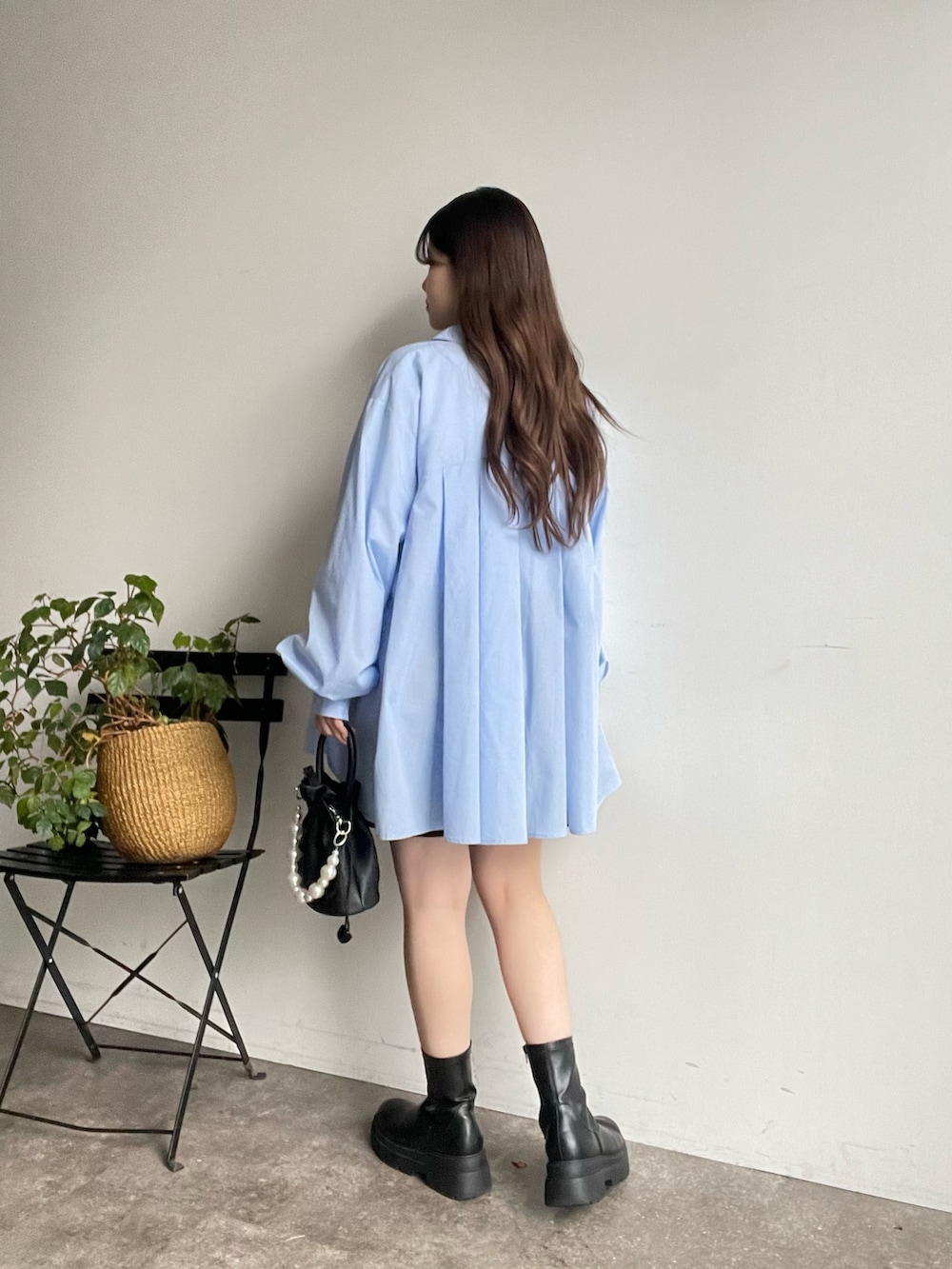 ホワイト系のTシャツ/カットソー、ブラック系のその他パンツ、ブラック系のブーツを着用したレディースの冬コーディネートの3枚目の写真
