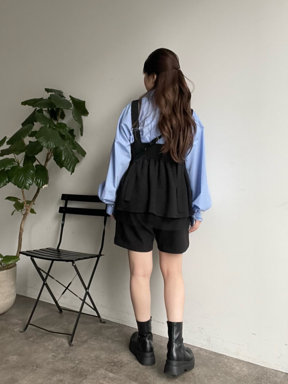 ブルー系のシャツ/ブラウス、ブラック系のキャミソール、ブラック系のその他パンツを着用したレディースの春コーディネートの3枚目の写真