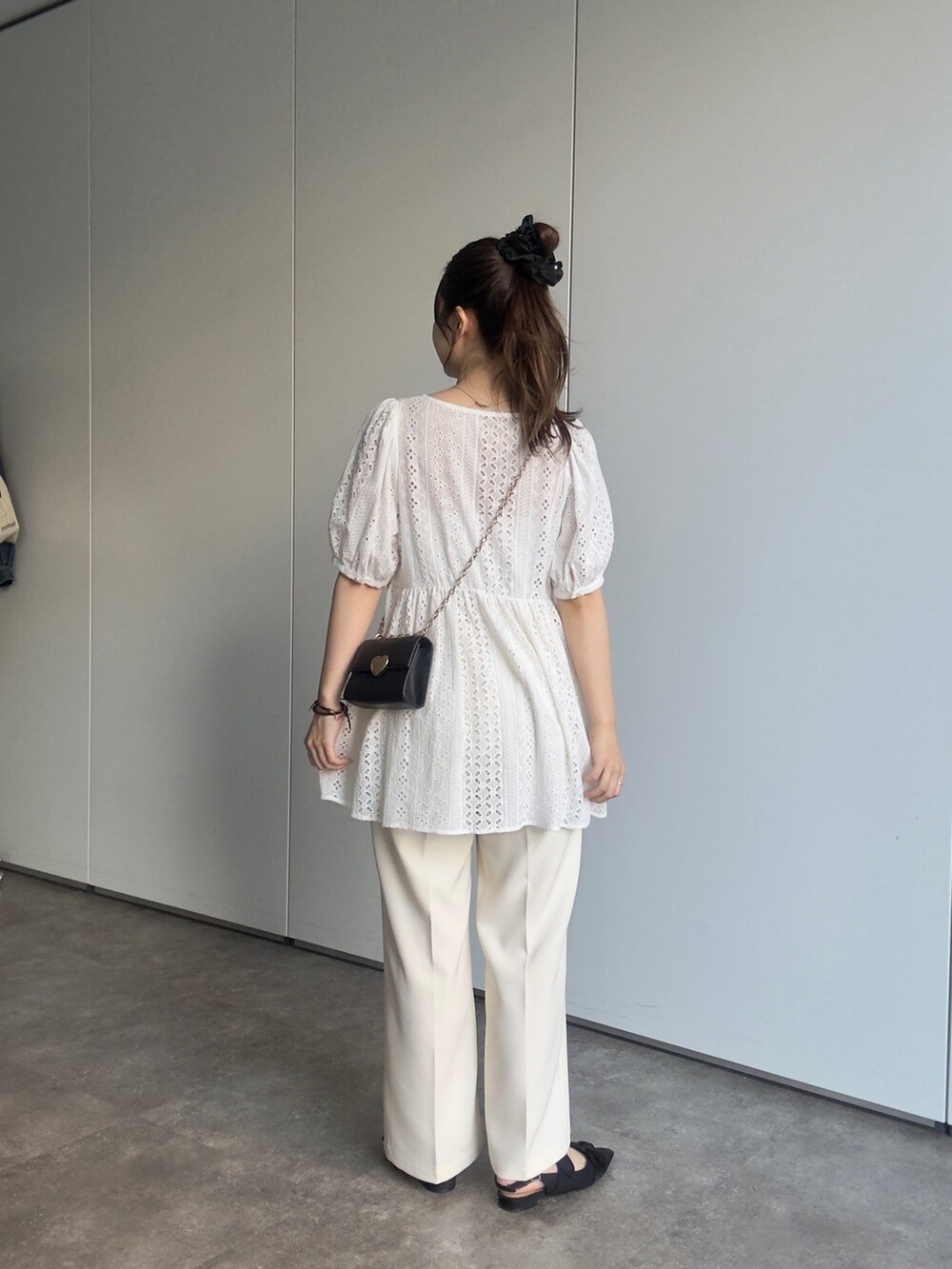 ホワイト系のシャツ/ブラウス、ホワイト系のその他パンツ、ブラック系のシュシュを着用したレディースの夏コーディネートの3枚目の写真