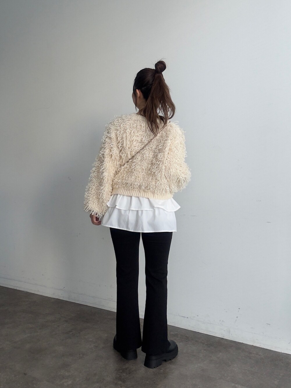 ホワイト系のカーディガン/ボレロ、ホワイト系のスカート、ブラック系のその他パンツを着用したレディースの夏コーディネートの3枚目の写真