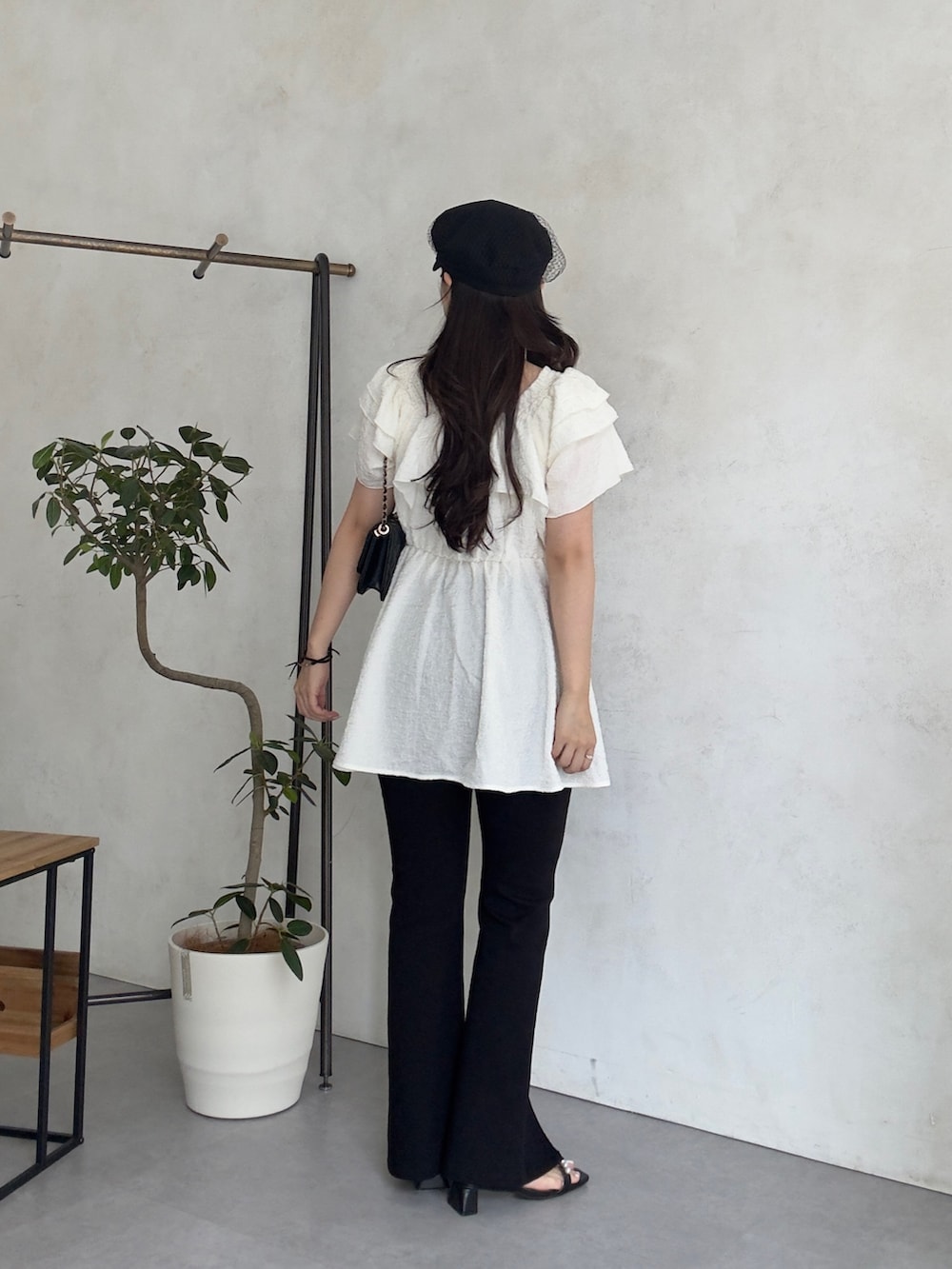 ブラック系のトートバッグ、ブラック系のその他パンツ、ブラック系のサンダルを着用したレディースの夏コーディネートの3枚目の写真