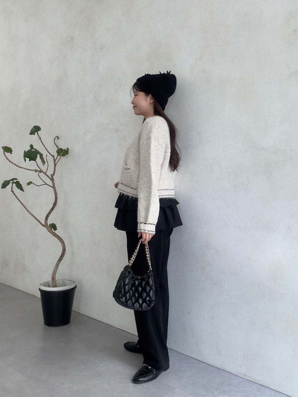 ブラック系のスカート、ブラック系のその他パンツ、ベージュ系のカーディガン/ボレロを着用したレディースの秋コーディネートの2枚目の写真