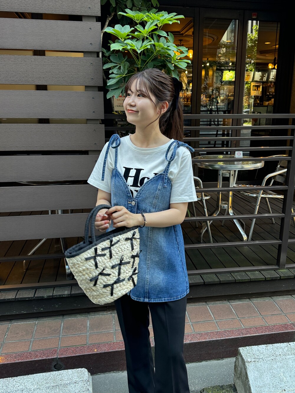 ホワイト系のTシャツ/カットソー、ブルー系のキャミソール、ブラック系のその他パンツを着用したレディースの夏コーディネートの2枚目の写真