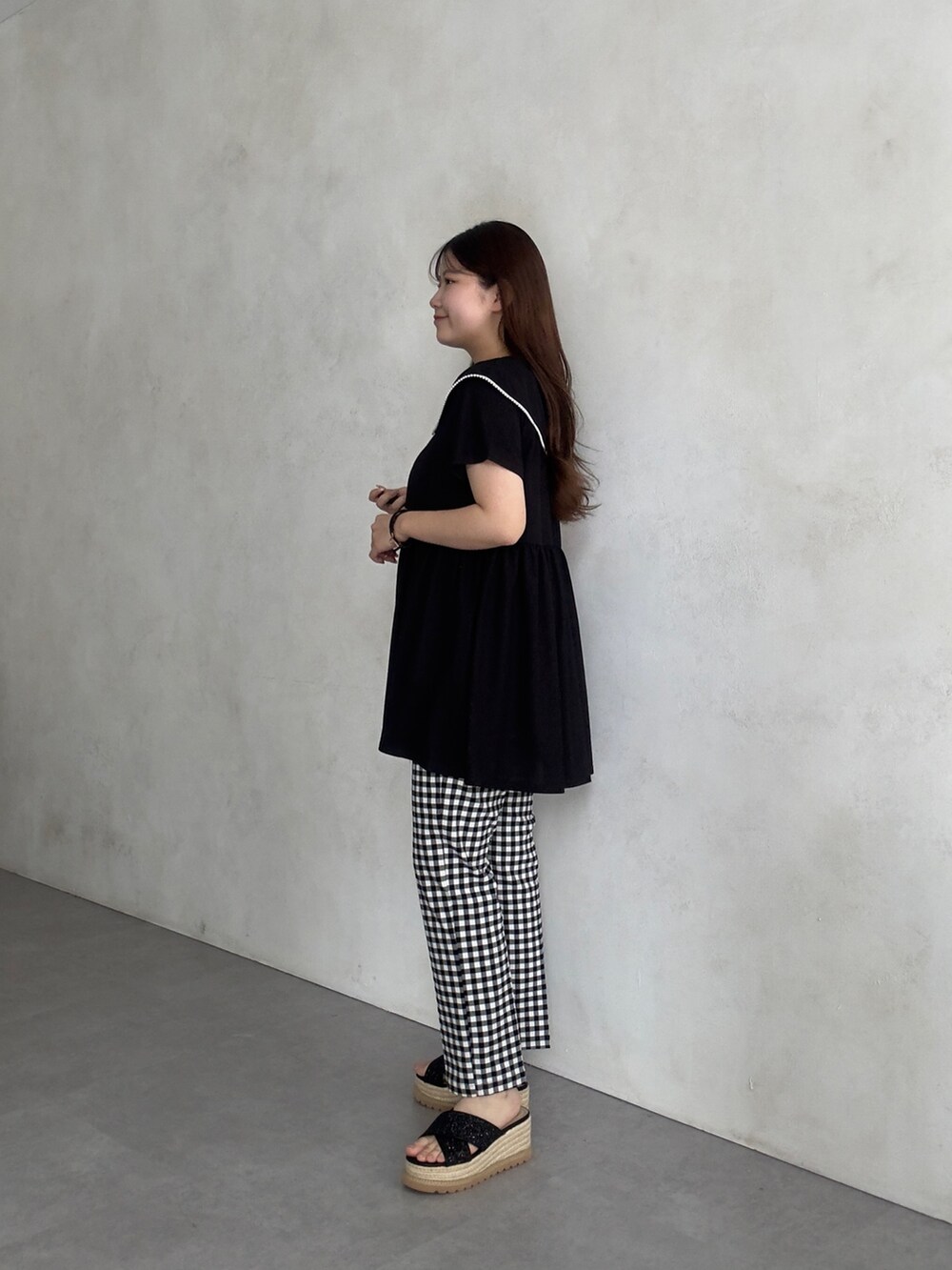 ブラック系のショルダーバッグ、ブラック系のその他パンツ、ブラック系のサンダルを着用したレディースの夏コーディネートの2枚目の写真