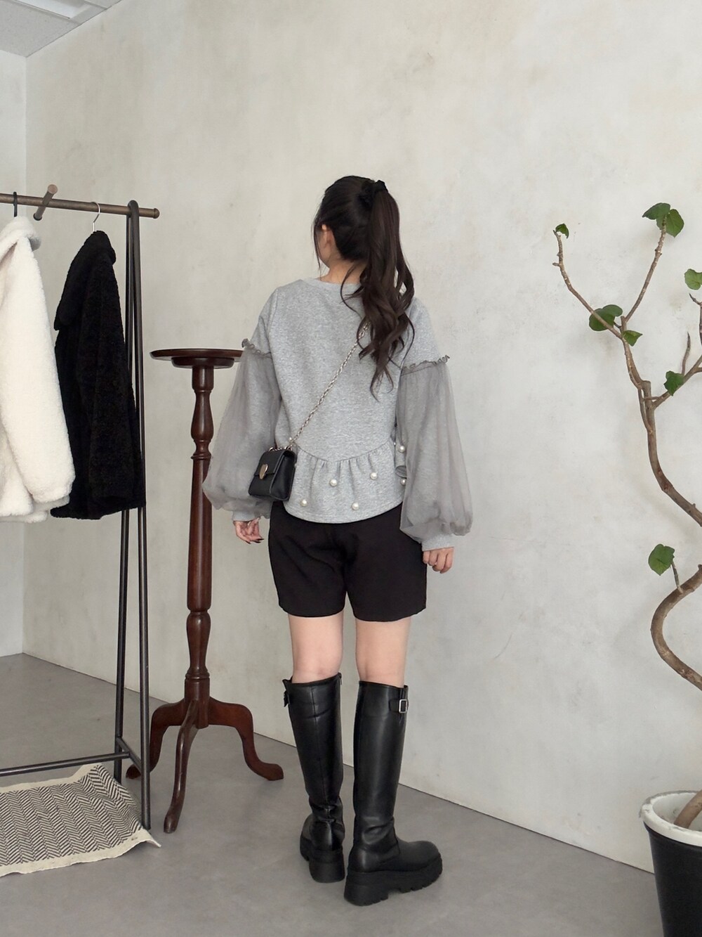 ブラック系のその他パンツ、ブラック系のブーツ、グレー系のTシャツ/カットソーを着用したレディースの秋コーディネートの3枚目の写真