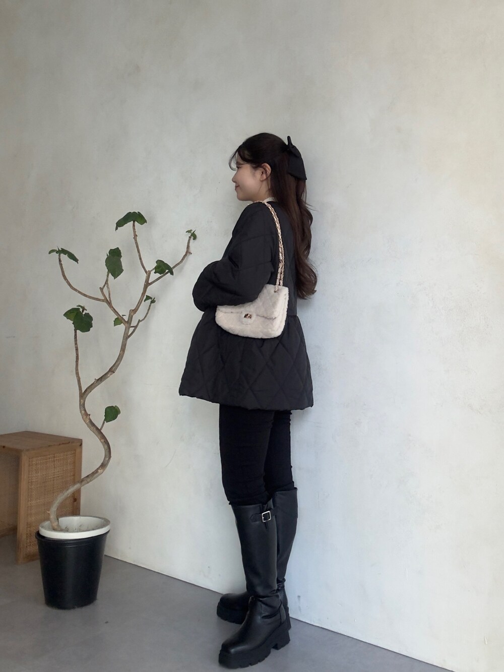 ブラック系のその他パンツ、ブラック系のブーツ、ブラック系のブルゾンを着用したレディースの秋コーディネートの2枚目の写真