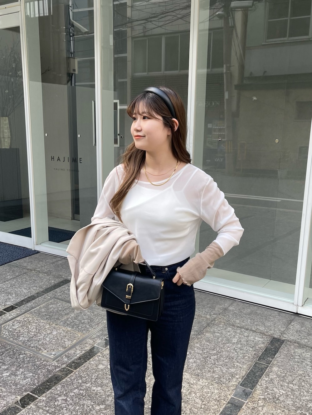 ブラック系のローファー、ホワイト系のTシャツ/カットソー、ゴールド系のネックレスを着用したレディースの春コーディネートの2枚目の写真
