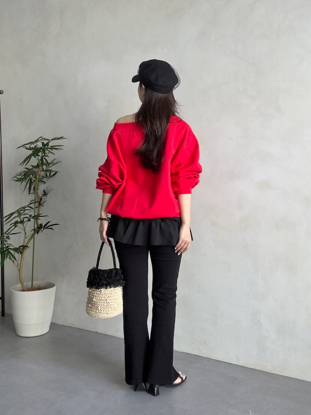 ブラック系のその他パンツ、ブラック系のスカート、ブラック系のサンダルを着用したレディースの春コーディネートの3枚目の写真