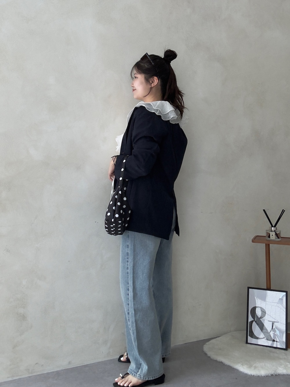 ホワイト系のシャツ/ブラウス、ブルー系のテーラードジャケット、ブラック系のサングラスを着用したレディースの春コーディネートの2枚目の写真