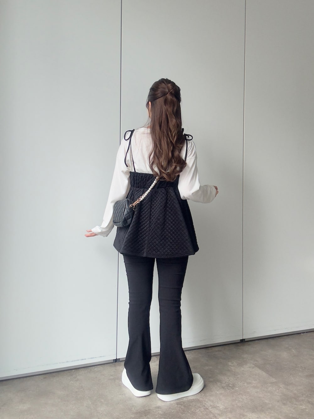 ホワイト系のTシャツ/カットソー、ブラック系のショルダーバッグ、ブラック系のキャミソールを着用したレディースの秋コーディネートの3枚目の写真