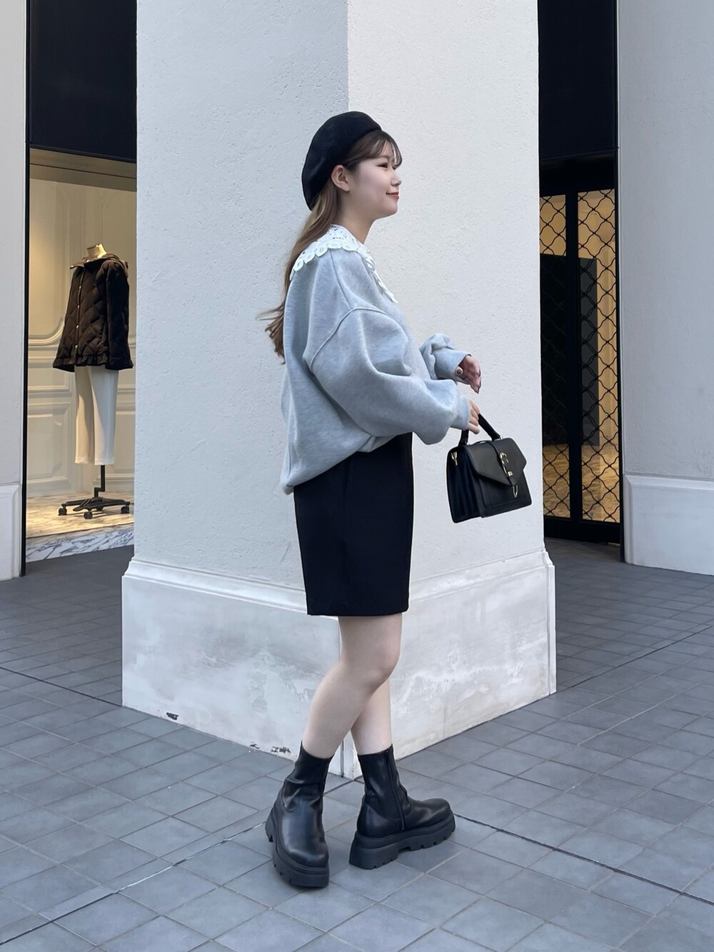 ブラック系のその他パンツ、ブラック系のブーツ、グレー系のスウェットを着用したレディースの秋コーディネートの3枚目の写真