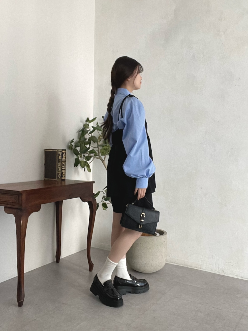 ブルー系のシャツ/ブラウス、ブラック系のキャミソール、ブラック系のその他パンツを着用したレディースの春コーディネートの2枚目の写真