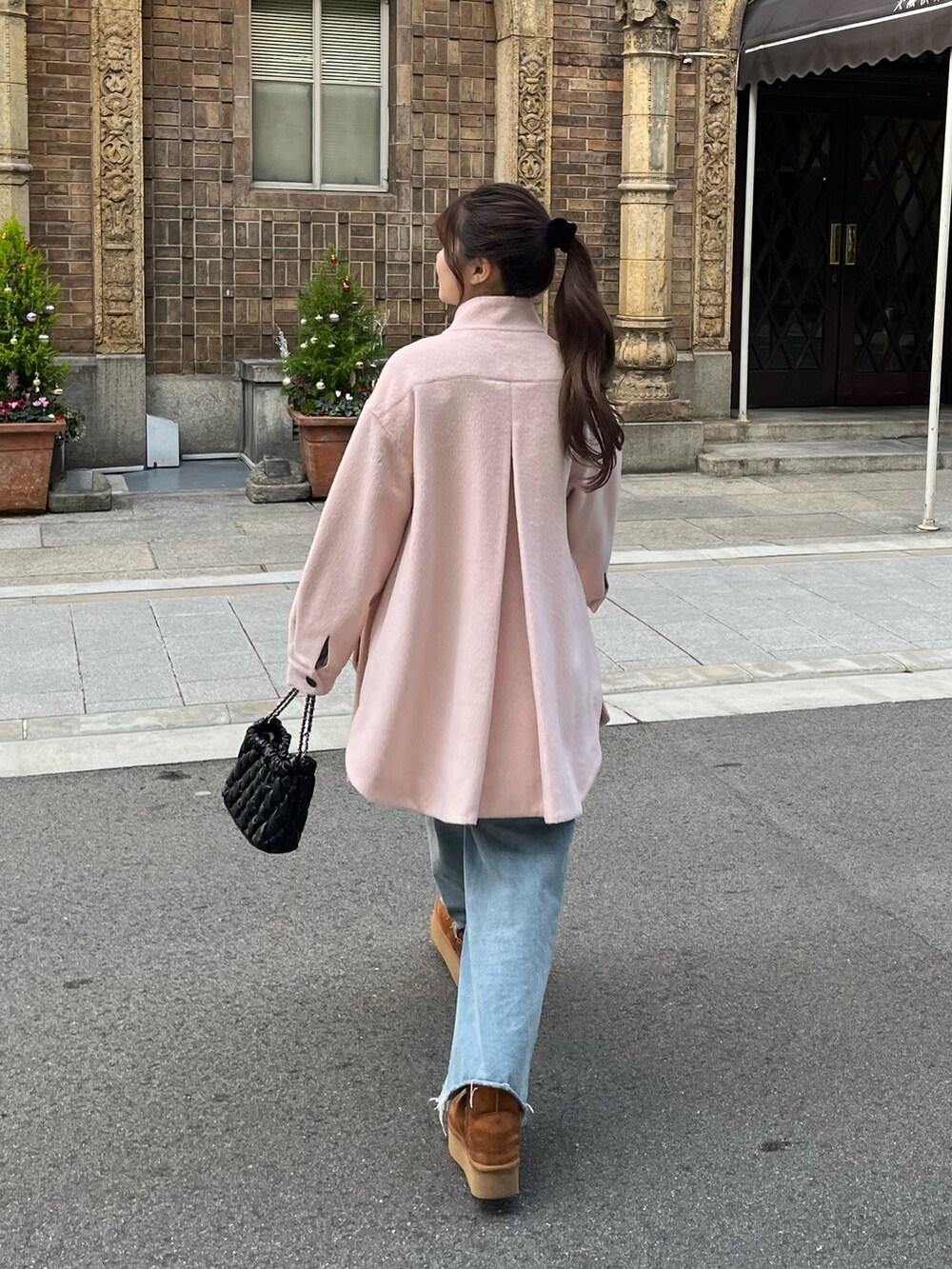 「タートルネック、ブーツ、韓国ファッション、冬アウター、休日スタイル、クリスマスに着たい服、マイベストコーデ2023、お出かけコーデ、デニム、きれいめカジュアル、コート、ワイドパンツ、ワイドデニム、ムートンブーツ」｜「prose verseのフレアスリーブハイネックニット（ニット/セーター、グレー系）」を使った、MIOさん（レディース・158cm）の冬コーディネートの3枚目の写真