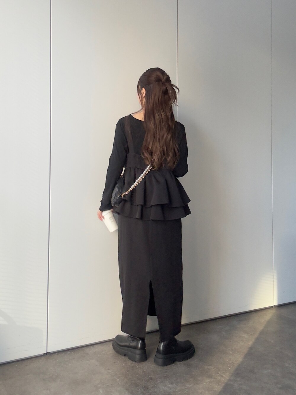 ブラック系のTシャツ/カットソー、ブラック系のショルダーバッグ、ブラック系のワンピースを着用したレディースの冬コーディネートの3枚目の写真