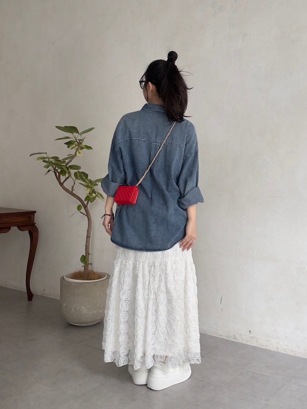 ホワイト系のスニーカー、ブルー系のシャツ/ブラウス、ホワイト系のスカートを着用したレディースの春コーディネートの3枚目の写真