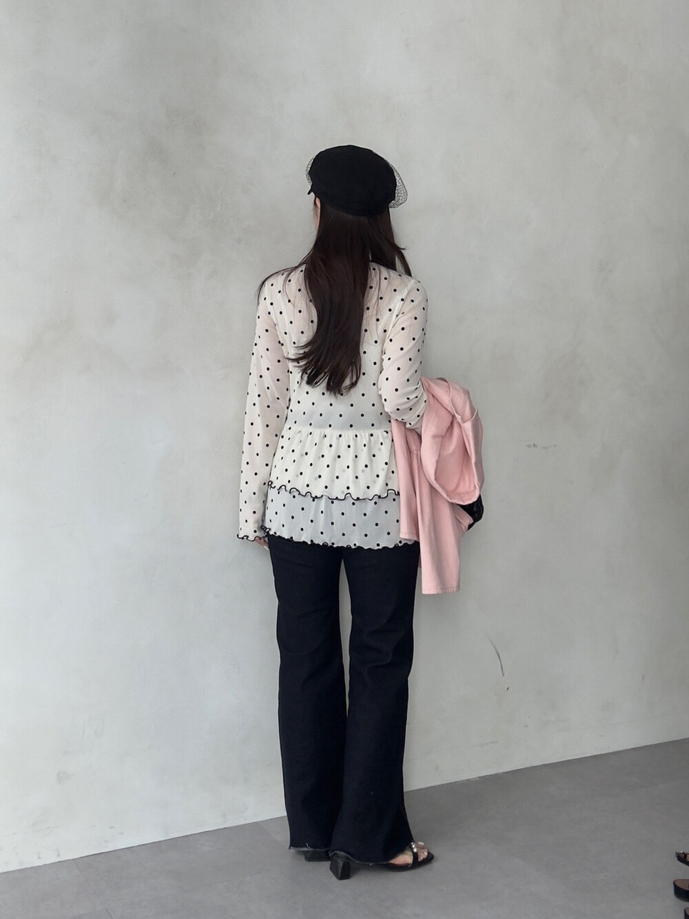 ホワイト系のTシャツ/カットソー、ブルー系のデニムパンツ、ブラック系のサンダルを着用したレディースの春コーディネートの3枚目の写真