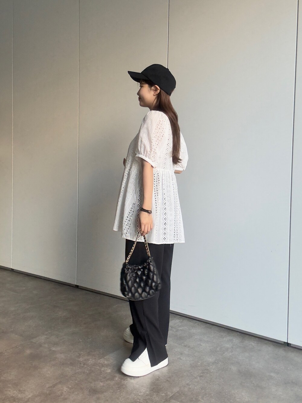 ホワイト系のシャツ/ブラウス、ブラック系のその他パンツ、ブラック系のキャップを着用したレディースの夏コーディネートの2枚目の写真