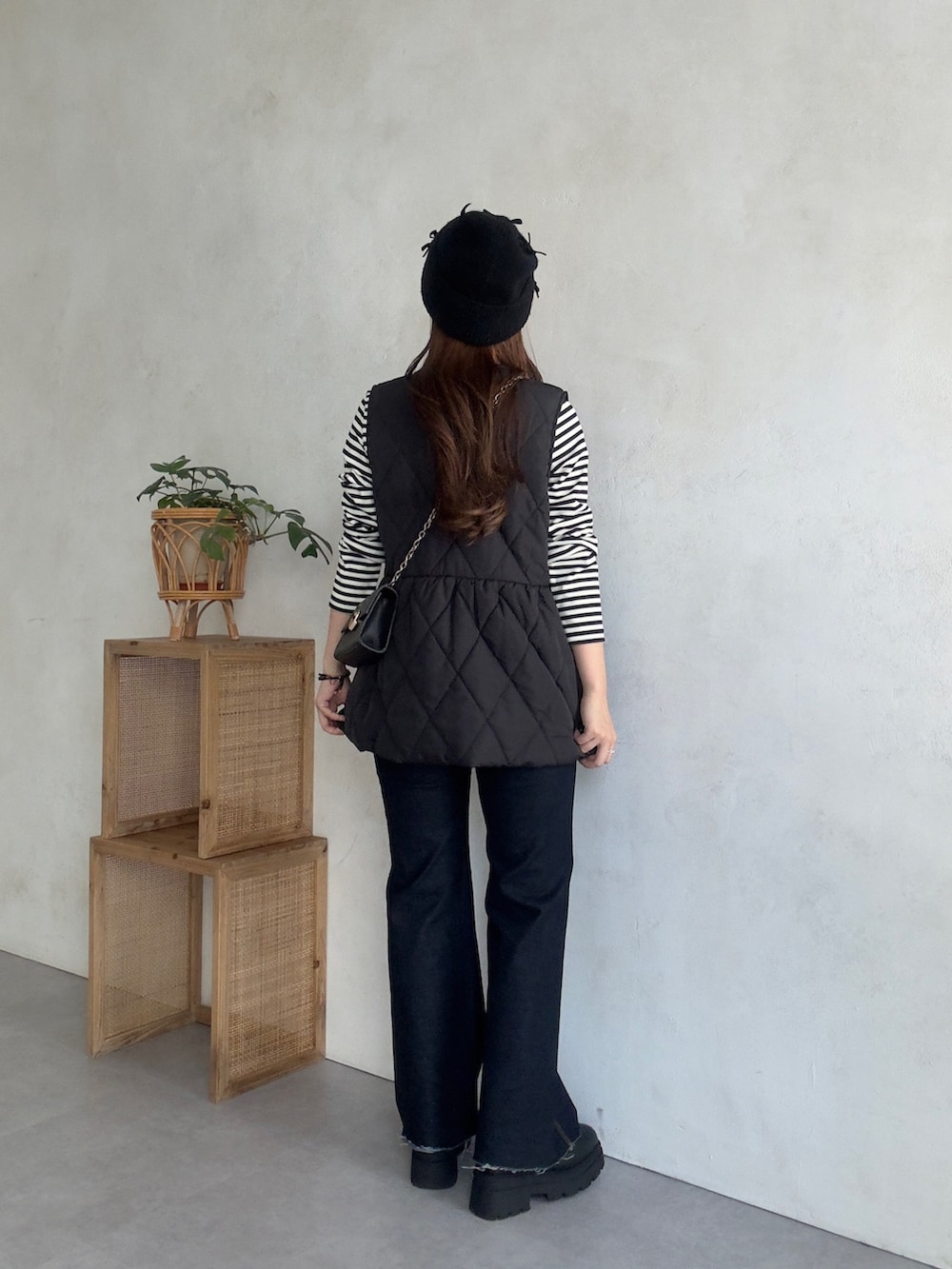 「prose verseのウエストゴムストレッチセミフレアデニム（デニムパンツ、ブルー系）」を使った、MIOさん（レディース・158cm）の夏コーディネートの3枚目の写真