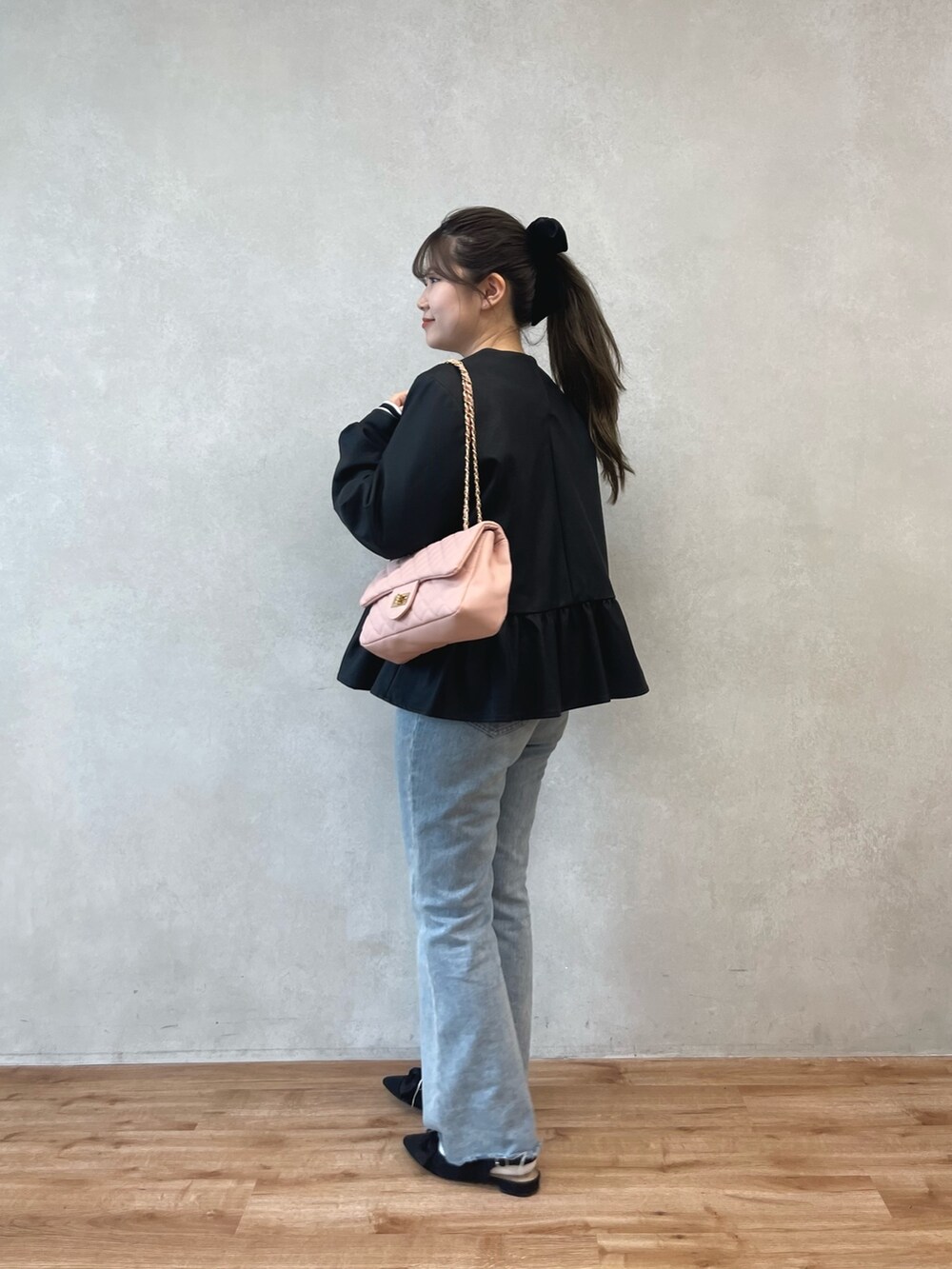 「きれいめカジュアル、デニム、プチプラ、秋コーデ、お出かけコーデ、シンプルコーデ、フレアデニム、ショルダーバッグ、チェーンバッグ、レザージャケット、ぺプラムトップス、ボーダー、甘辛mix」|「prose verseの〈サージカルステンレス〉3mmスネークチェーンネックレス(ネックレス、ゴールド系)」を使った、MIOさん(レディース・158cm)の秋コーディネートの2枚目の写真