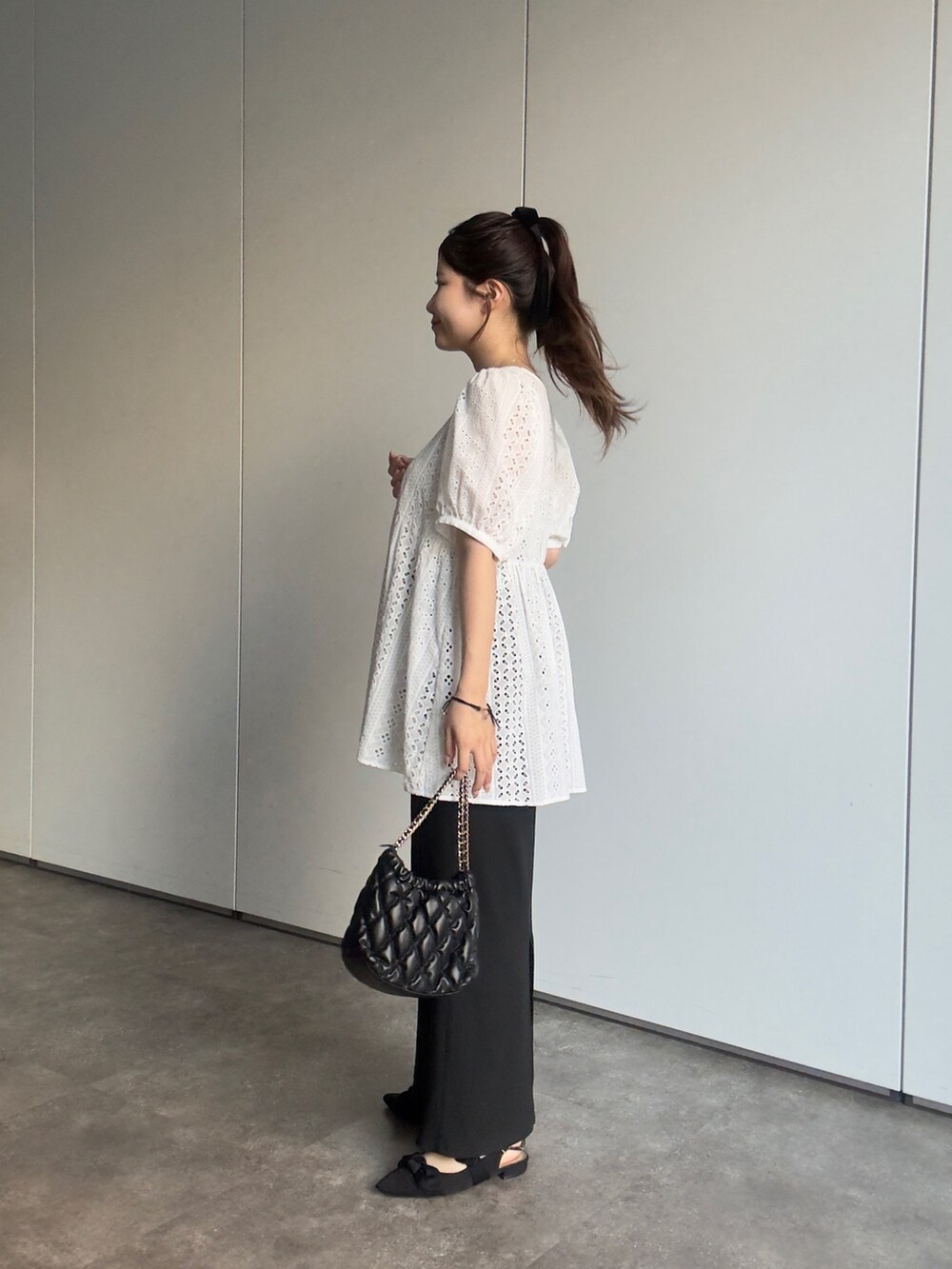 ホワイト系のシャツ/ブラウス、ブラック系のスカートを着用したレディースの夏コーディネートの2枚目の写真