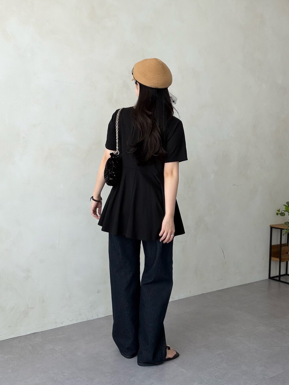 ブラック系のサンダル、ブラック系のTシャツ/カットソーを着用したレディースの夏コーディネートの3枚目の写真