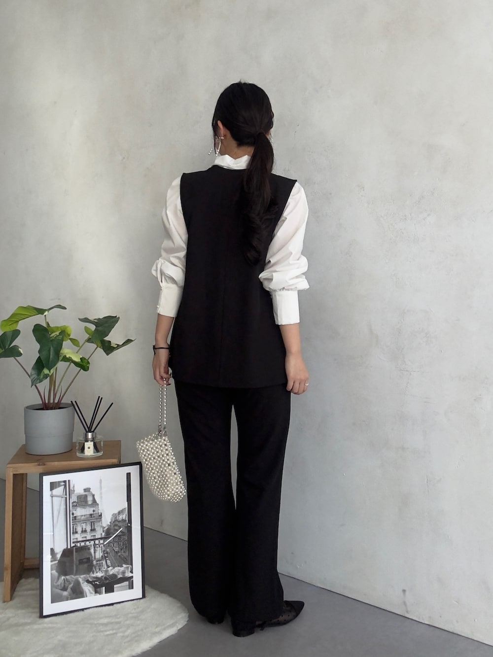 ホワイト系のシャツ/ブラウス、ホワイト系のパンツドレス、ブラック系のパンプスを着用したレディースの冬コーディネートの3枚目の写真