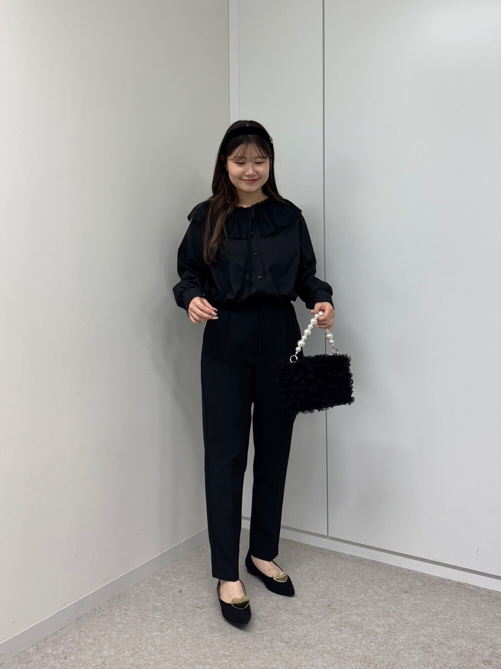 ブラック系のその他パンツ、ブラック系のパンプス、ブラック系のシャツ/ブラウスを着用したレディースの冬コーディネートの2枚目の写真